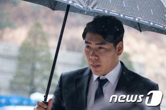 22일 서울중앙지법에 출두하고있는 강정호. /사진=뉴스1<br /><br />
<br /><br />
