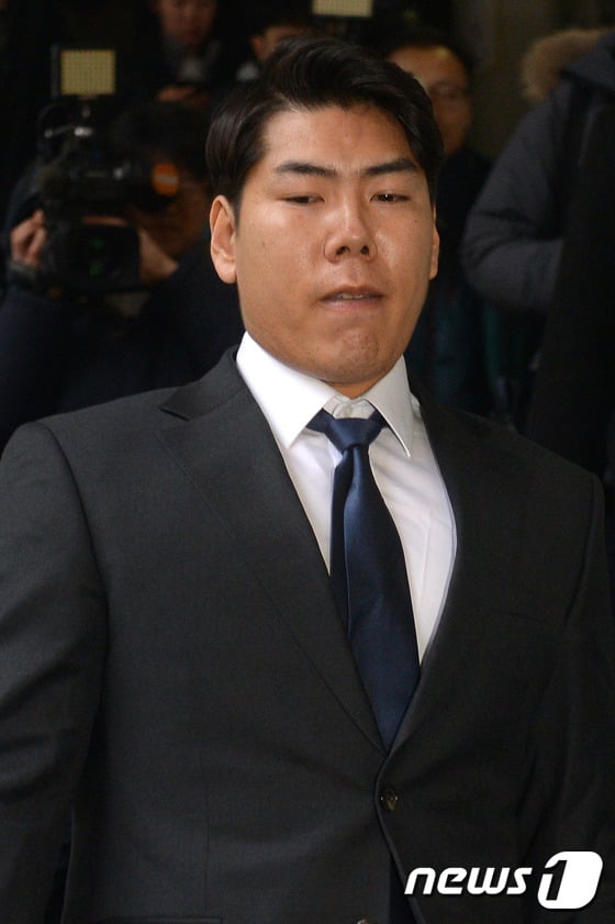 22일 법원을 나서고 있는 강정호. /사진=뉴스1<br /><br />
<br /><br />
