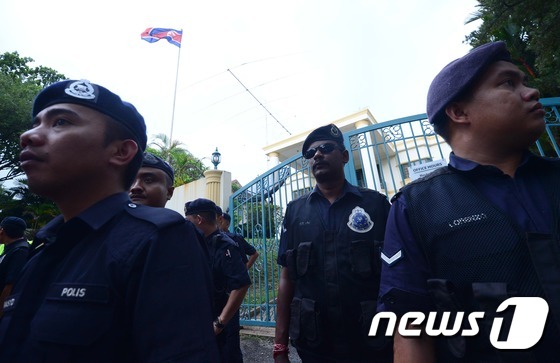 북한 대사관 앞을 지키고 있는 말레이시아 경찰 /사진=뉴스1