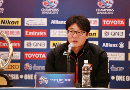 황선홍 감독이 27일 기자회견에서 취재진의 질문에 답하고 있다. /사진=한국프로축구연맹 제공