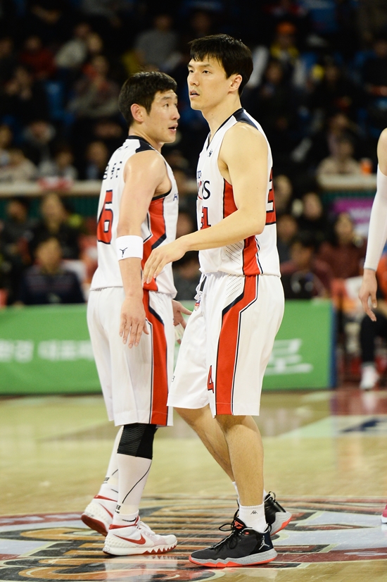 양동근(왼쪽)과 김효범. /사진=KBL