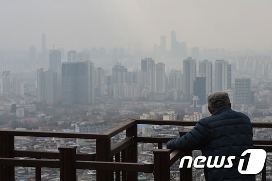 지난 2월 남산에서 바라본 서울 도심. 미세먼지로 인해 뿌옇게 흐려 있다. /사진=뉴스1