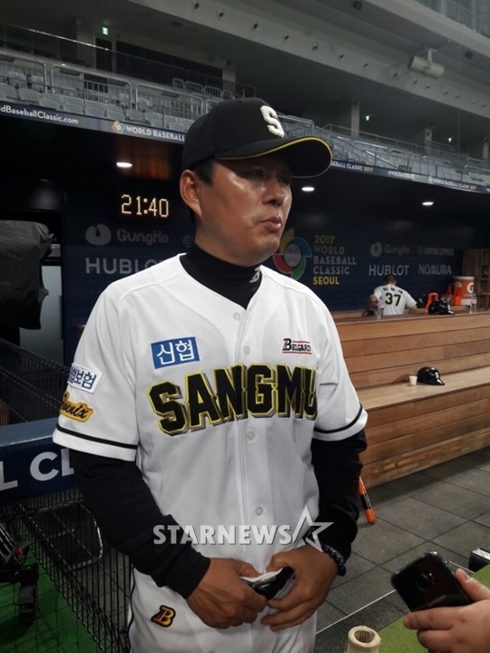 네덜란드에 승리를 거둔 상무 박치왕 감독. /사진=김동영 기자<br /><br />
<br /><br />
