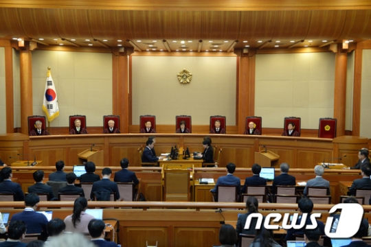 10일 오전 서울시 종로구 재동 헌법재판소 대심판정에서 박근헤대통령탄핵심판 선고가 이정미헌재소장 권한대행 주재로 열리고 있다