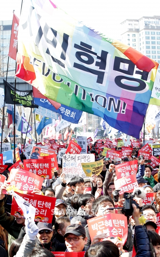 박근혜 대통령 탄핵심판 인용 선고가 결정된 10일 오전 서울 종로구 재동 안국역 사거리에서 시민들이 환호하고 있다. / 사진=김창현 기자