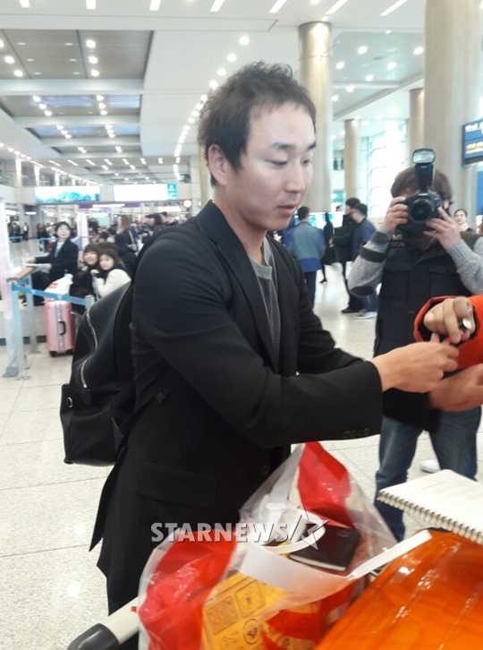 인천공항 입국장에서 팬들에게 사인을 해주고 있는 정우람. /사진=김동영 기자<br /><br />
<br /><br />
