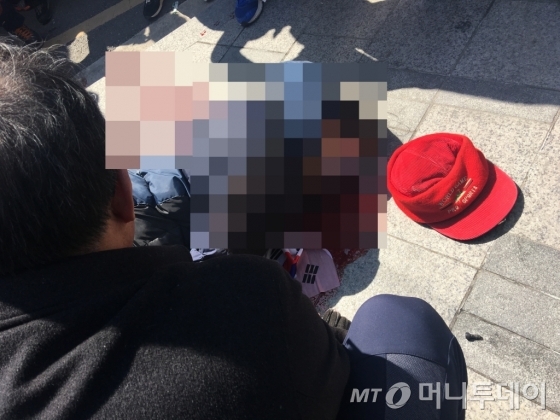 10일 낮 12시30분께 현재 서울 종로구 헌재 인근 안국역 5번 출구 인근에서 탄핵 반대 시위대인 한 남성이 쓰러져 병원에 이송됐다. /사진=머니투데이 김평화 기자