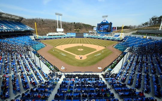 14일 전국 5개 구장에서 2017년 KBO 리그 시범경기가 일제히 시작된다. 사진은 지난해 대구 삼성 라이온즈 파크에서 열린 시범경기 모습. /사진=삼성 라이온즈 제공<br /><br />
<br /><br />
