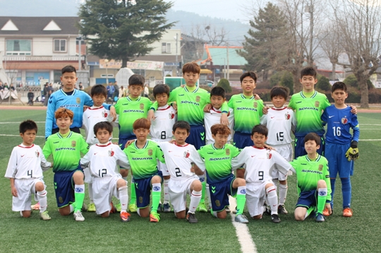 전북현대모터스축구단의 유소년 U-12 육성반이 일본 J리그 가시마 앤틀러스 유소년과 교류전을 가졌다./사진=전북현대 제공