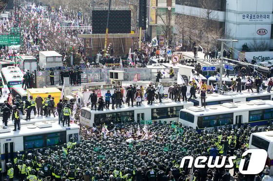 지난 10일 서울 종로구 안국역 사거리에서 열린 대통령 탄핵 기각을 위한 국민총궐기운동본부(탄기국) 주최 태극기 집회 모습. 박근혜 전 대통령의 탄핵이 인용되자 집회에 참여한 시민들이 경찰 차벽을 넘어 헌법재판소 진입을 시도하고 있다. /사진=뉴스1<br /><br />
<br /><br />
