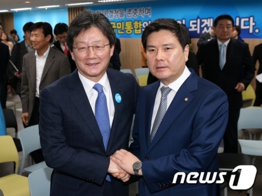 바른정당에 입당한 지상욱 의원이 15일 서울 여의도 당사에서 열린 입당식에서 유승민 의원과 손을 잡고 있다./사진=뉴스1