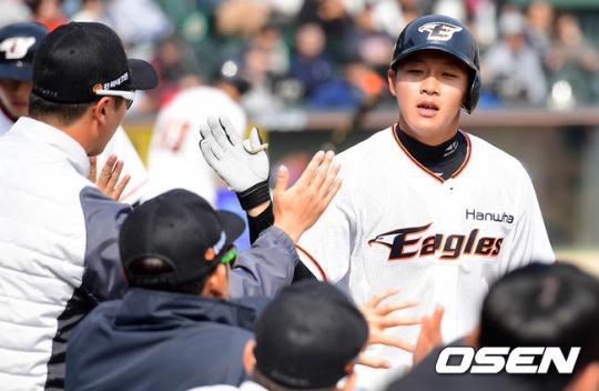 16일 넥센전에서 시범경기 2호 홈런을 터뜨린 김원석.<br /><br />
<br /><br />
