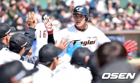 5-1에서 7-1을 만드는 투런포를 쏘아 올린 김원석.<br /><br />
<br /><br />
