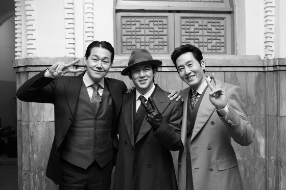 박성웅과 고수, 김주혁. 영화 '이와 손톱' 주인공 3인방이 촬영을 마치고 환하게 웃고 있다. 하지만 '이와 손톱'은 촬영을 끝낸 감독이 교체되는 등 우여곡절 끝에 아직 개봉 일정조차 잡지 못하고 표류 중이다/사진제공=영화사 다