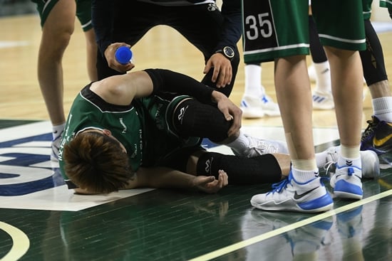 두경민이 부상을 당한 뒤 통증을 호소하고 있다. /사진=KBL<br /><br />
<br /><br />
