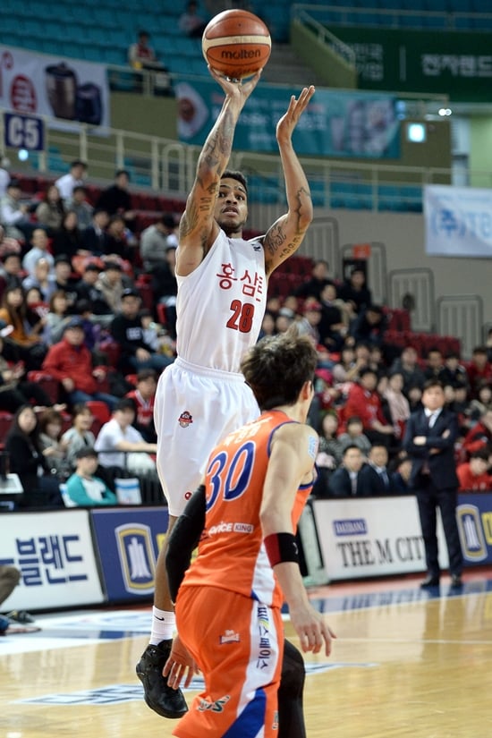 사익스가 슛을 던지고 있다. /사진=KBL<br /><br />
<br /><br />
