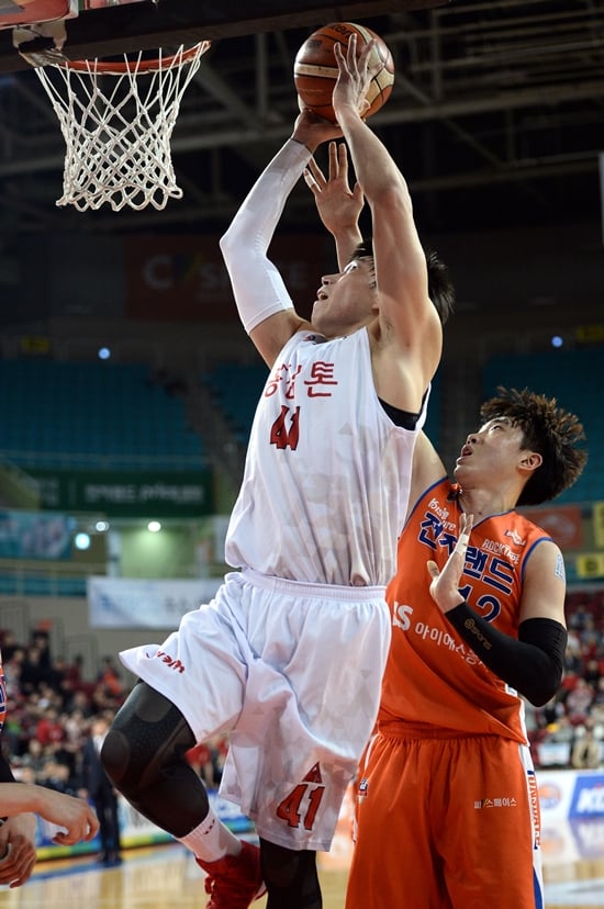 오세근이 골밑 공격을 시도 중이다. /사진=KBL<br /><br />
<br /><br />
