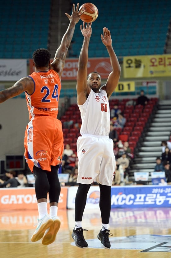 사이먼이 3점슛을 던지고 있다. /사진=KBL<br /><br />
<br /><br />
