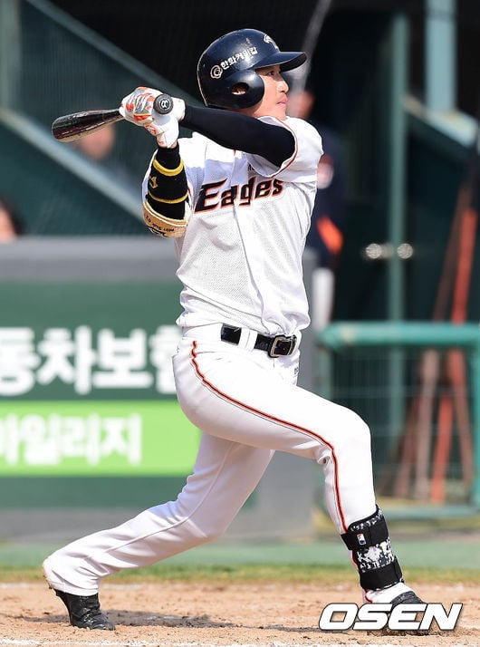 멀티히트를 기록하며 좋은 모습을 보인 장민석.<br /><br />
<br /><br />
