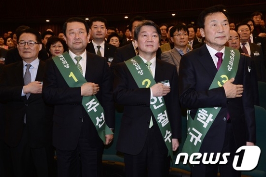 박지원 국민의당 대표(왼쪽)와 대선주자들이 17일 국회에서 열린 \'제19대 대통령선거후보자 선출 예비경선\'에 참석하고 있다./사진=뉴스1