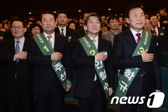 박지원 국민의당 대표(왼쪽)와 대선주자들이 17일 국회에서 열린 '제19대 대통령선거후보자 선출 예비경선'에 참석하고 있다./사진=뉴스1<br /><br />
<br /><br />
