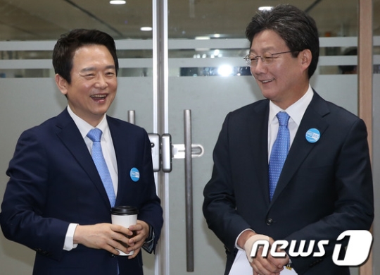 유승민 바른정당 의원과 남경필 경기도지사./사진=뉴스1<br /><br />
<br /><br />
