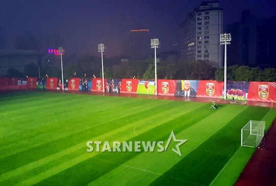 19일 저녁, 허룽 스타디움 보조 경기장. 중국 대표팀의 연습을 돕기 위해 저녁에도 잔디 다듬기가 한창이다.