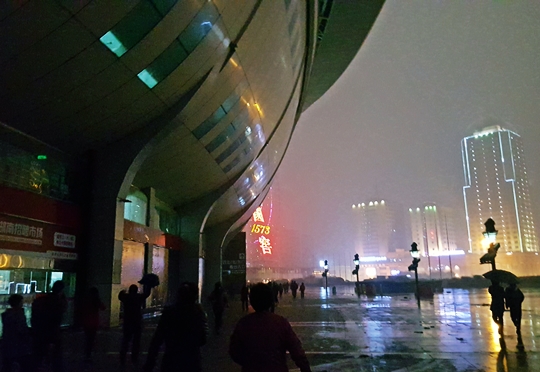 19일 저녁, 허룽 스타디움 바깥쪽 모습. 많은 시민들이 경기장을 돌며 걷기 운동을 하고 있다.