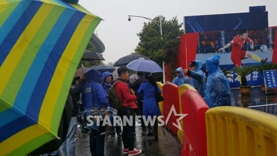 한국 취재진(좌측)들이 보조경기장을 눈앞에 두고도 들어가지 못했다. /사진=김우종 기자