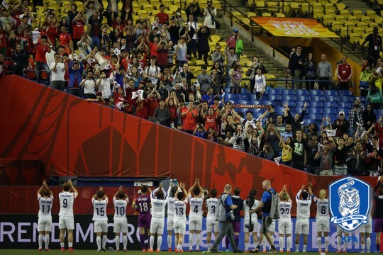 붉은악마에게 인사를 하고 있는 대표팀. /사진=대한축구협회 제공