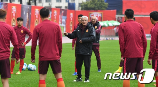 21일 중국의 공식훈련에서 리피 감독이 선수들을 지도하고 있다. /사진=뉴스1