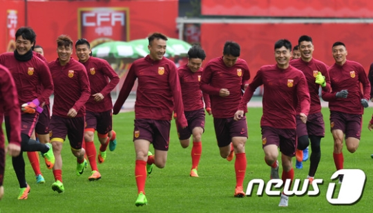 경기를 하루 앞둔 22일 중국 창사 허룽스타디움 보조구장에서 중국 대표팀 선수들이 몸을 풀고 있다. /사진=뉴스1