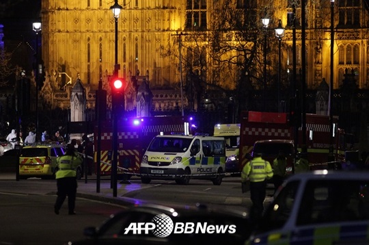 22일(현지시간) 런던 의사당 인근 웨스트민스터 다리 테러현장에서 경찰이 수사를 하고 있다./AFPBBNews=뉴스1