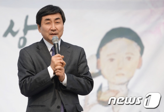 이재명 성남시장 지지를 선언한 더불어민주당 이종걸 의원. /사진=뉴스1
