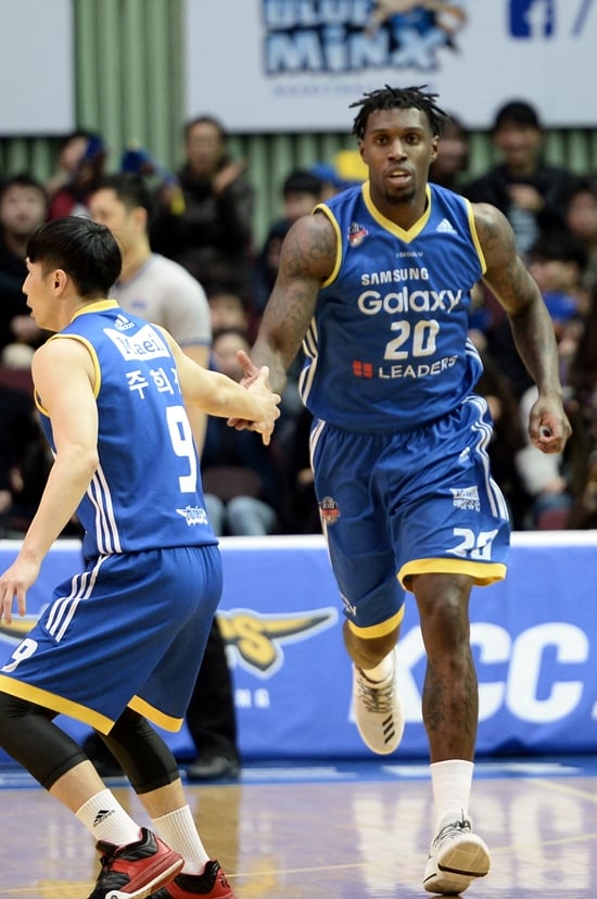 라틀리프와 주희정. /사진=KBL<br /><br />
<br /><br />
