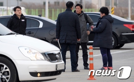 세월호 미수습자 조은화양의 어머니 이금희(오른쪽)씨를 비롯한 관계자들이 26일 오후 세월호 거치 지점 등을 살펴보기 위해 전남 목포시 달동 목포신항를 방문하고 있다./사진=뉴스1<br /><br />
<br /><br />
