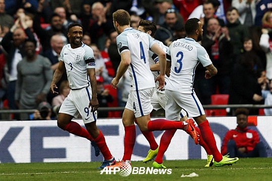 잉글랜드 대표팀 선수들. 데포(왼쪽)가 골을 넣은 뒤 환호하고 있다. /AFPBBNews=뉴스1
