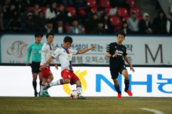 수원FC와 성남FC의 맞대결 장면 /사진=대한축구협회 제공