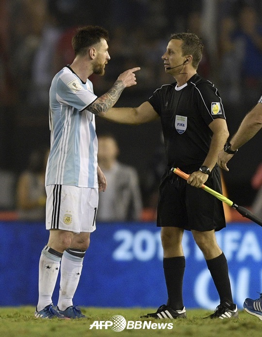 메시가 심판에게 욕설을 한 것이 문제가 되어 월드컵 남미예선 4경기 출전정지 징계를 받았다. /AFPBBNews=뉴스1