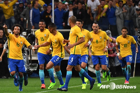 마르셀로의 쐐기골 이후 기뻐하는 브라질 대표팀 /AFPBBNews=뉴스1