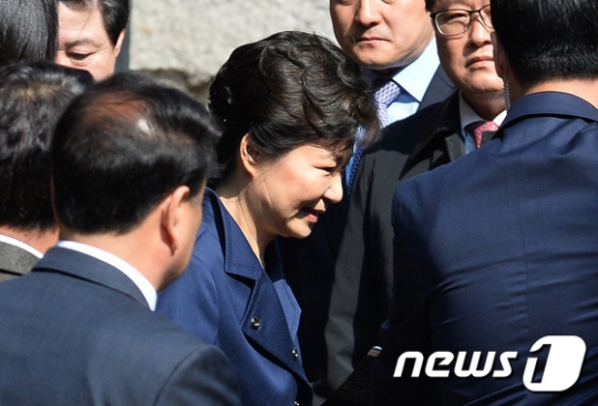 박근혜 전 대통령이 30일 오전 구속 전 피의자심문(영장실질심사)을 받기 위해 서울 강남구 삼성동 자택을 나서고 있다./사진=뉴스1<br /><br />
<br /><br />
