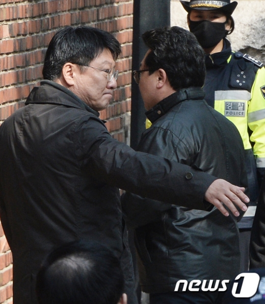 박근혜 전 대통령의 자택을 찾은 박지만 회장. /사진=뉴스1<br /><br />
<br /><br />
