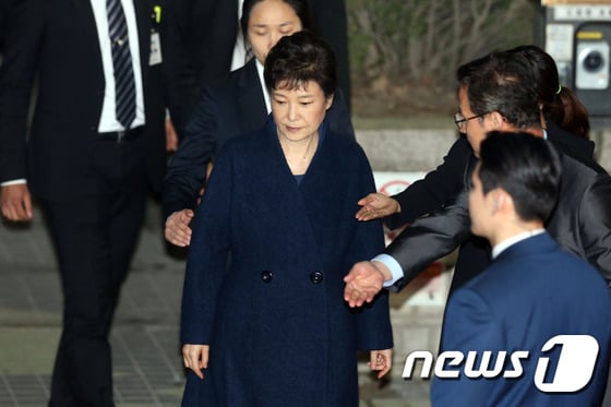 법원에서 검찰로 이동하는 박근혜 전 대통령 /사진=뉴스1