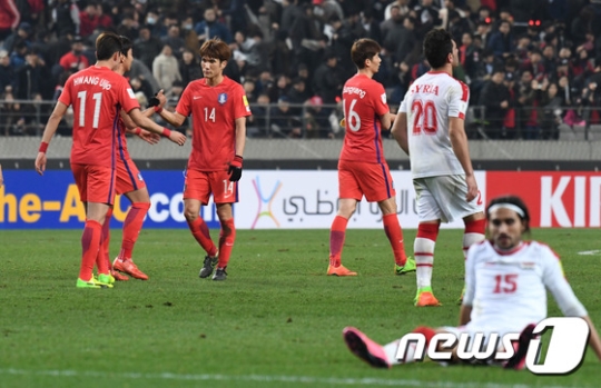 한국 대표팀이 시리아전을 마친 뒤 서로 인사를 나누고 있다. /사진=뉴스1
