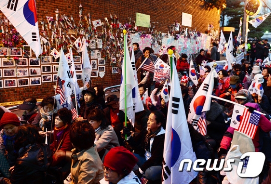 박사모 회원들을 비롯한 박근혜 전 대통령 지지자들./사진=뉴스1<br /><br />
<br /><br />
