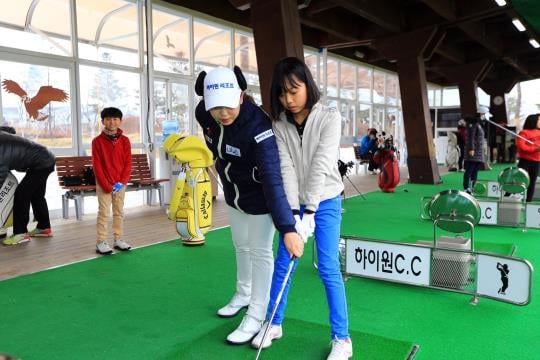 고나혜프로(왼쪽)가 원포인트 레슨을 진행하고 있다./사진제공=하이원