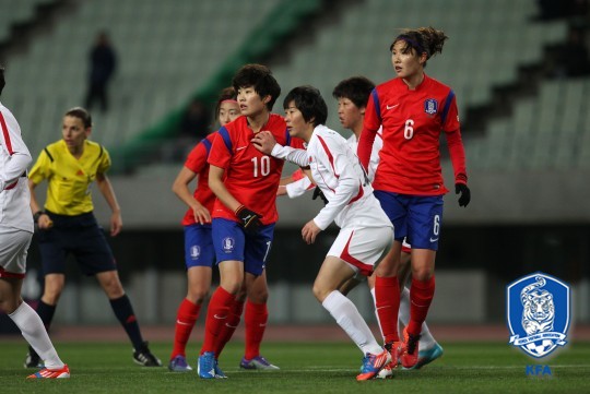 지소연(가운데)이 지난해 2월29일 오사카 얀마스타디움에서 열린 북한과의 2016 올림픽 여자축구 아시아 최종 예선에서 득점을 노리고 있다. /사진=대한축구협회 제공