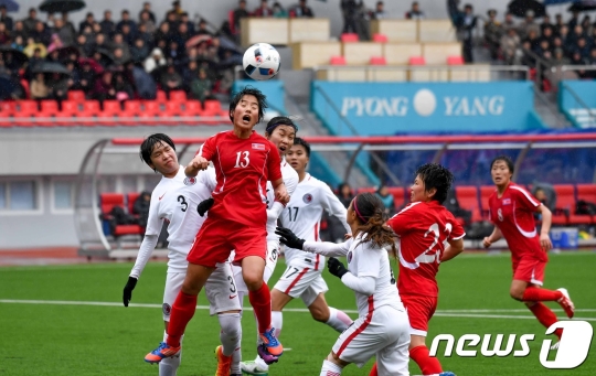 5일 평양 김일성경기장에서 열린 AFC 여자축구 아시안컵 예선전에서 북한 선수들이 홍콩과 경기를 갖고 있다. /사진=평양 사진공동취재단(뉴스1)