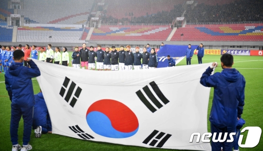 한국여자축구 대표 선수들이 5일 평양 김일성경기장에서 열린 AFC 여자축구 아시안컵 예선 인도와의 경기에서 국민의례를 하고 있다. /사진=평양 사진공동취재단