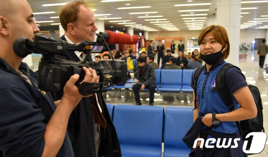 지난 3일 지소연이 평양순안국제공항에 도착해 외국 기자들과 인터뷰를 하는 모습. /사진=평양 사진공동취재단(뉴스1)